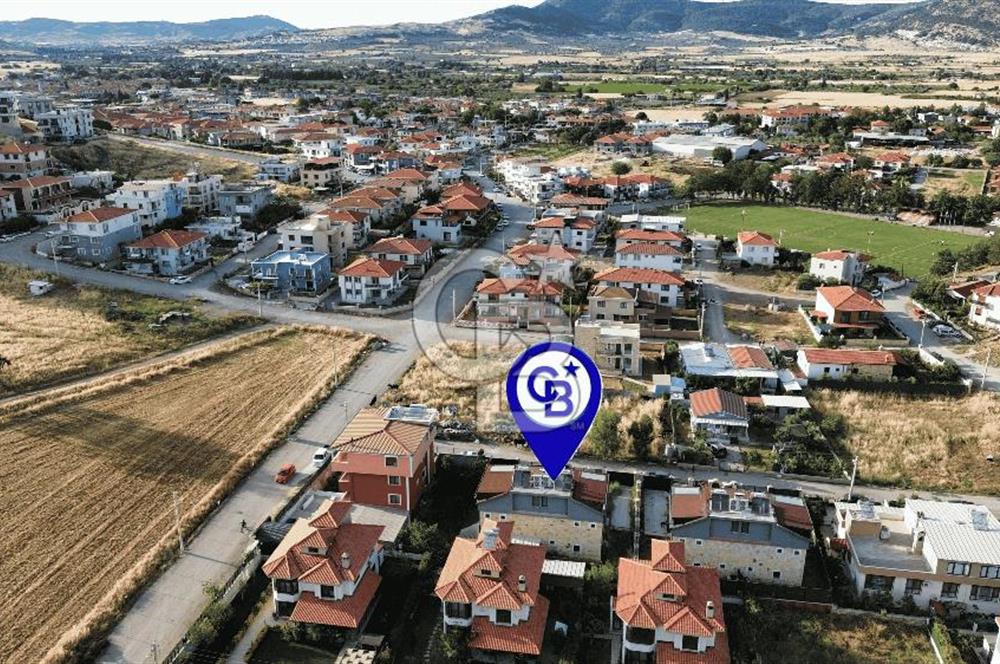 Foça Villalar Bölgesinde Kiralık 4+1 Havuzlu Villa