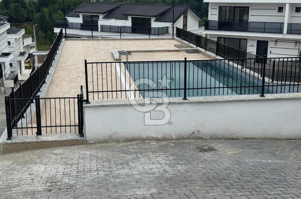 BAŞİSKELEDE ARAÇ TAKASLI DOĞA VE DENİZ MANZARALI TRİPLEKS