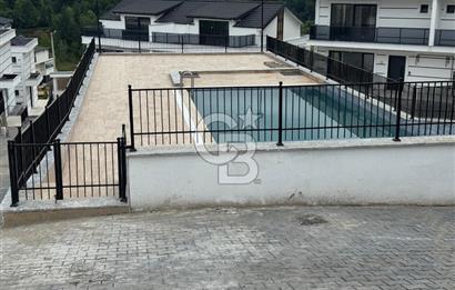 BAŞİSKELEDE ARAÇ TAKASLI DOĞA VE DENİZ MANZARALI TRİPLEKS