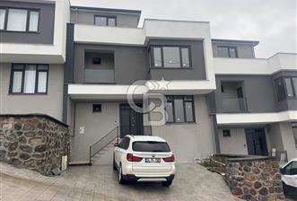 BAŞİSKELEDE ARAÇ TAKASLI DOĞA VE DENİZ MANZARALI TRİPLEKS VİLLA