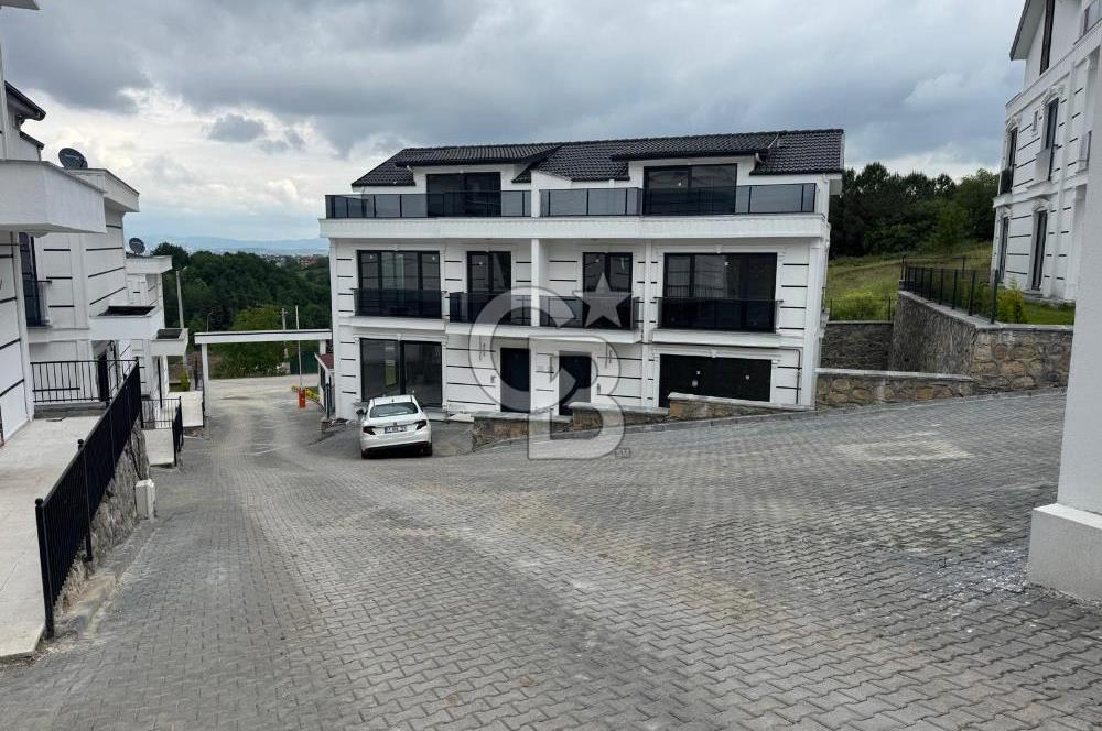 BAŞİSKELEDE ARAÇ TAKASLI DOĞA VE DENİZ MANZARALI TRİPLEKS
