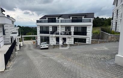 BAŞİSKELEDE ARAÇ TAKASLI DOĞA VE DENİZ MANZARALI TRİPLEKS