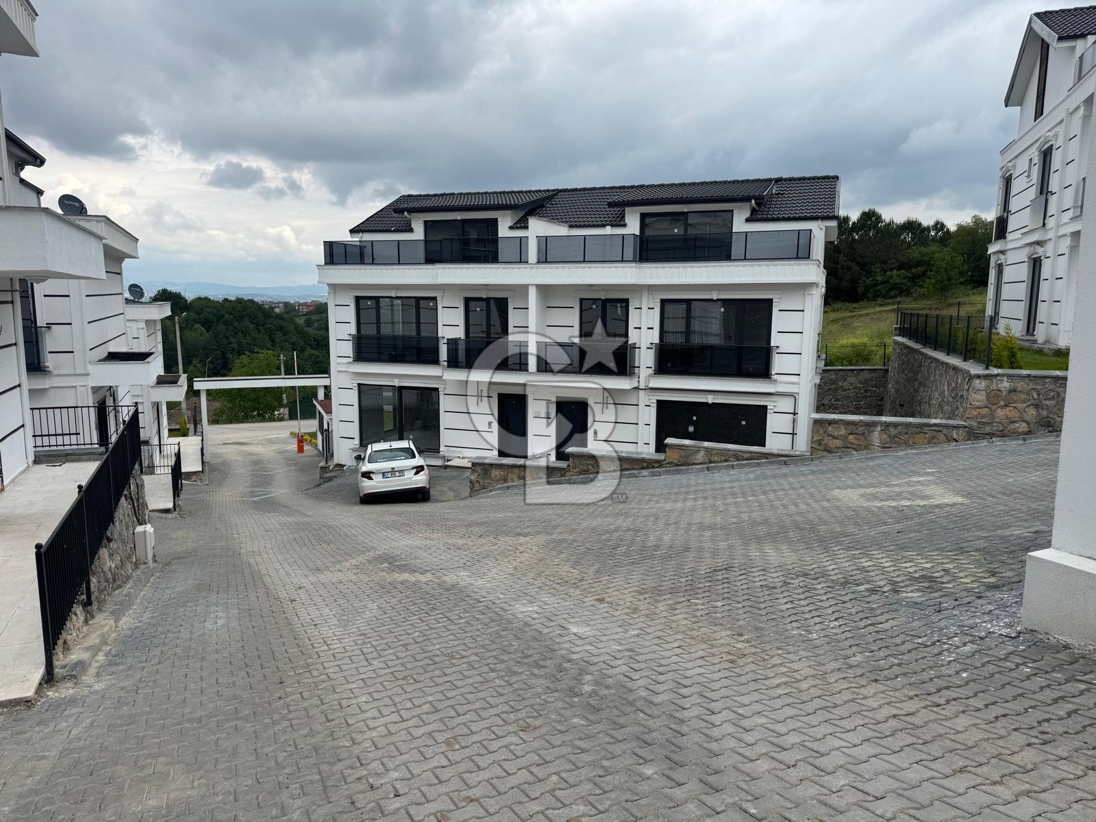 BAŞİSKELEDE ARAÇ TAKASLI DOĞA VE DENİZ MANZARALI TRİPLEKS