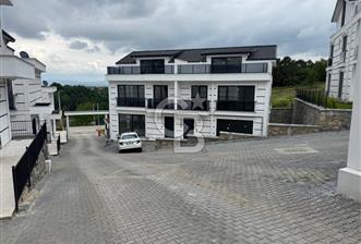 BAŞİSKELEDE ARAÇ TAKASLI DOĞA VE DENİZ MANZARALI TRİPLEKS
