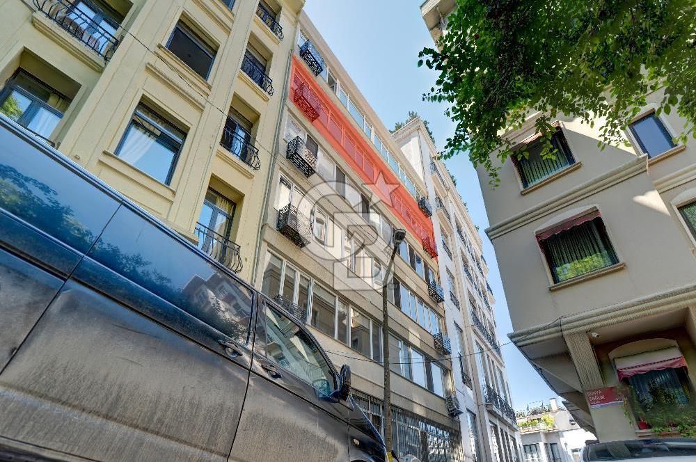 TAKSİM GÜMÜŞSUYU'NDA SATILIK OFİS KATI