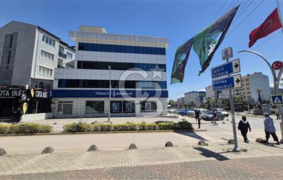 DERİNCE İSTİKLAL CADDESİ KURUMSAL KİRACILI 4 KATLI SATILIK BİNA