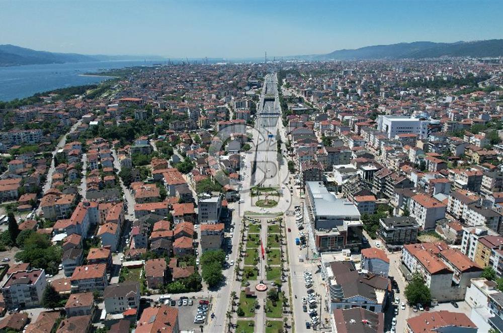 DERİNCE İSTİKLAL CADDESİ KURUMSAL KİRACILI 4 KATLI SATILIK BİNA