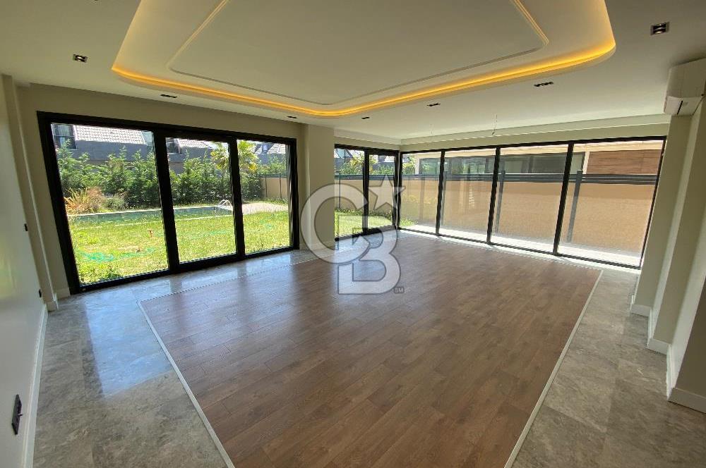 Beylikdüzü Gürpınar'da Deniz Manzaralı Satılık 7+1 Villa