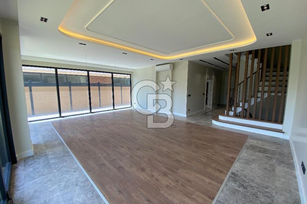 Beylikdüzü Gürpınar'da Deniz Manzaralı Satılık 7+1 Villa