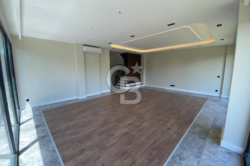Beylikdüzü Gürpınar'da Deniz Manzaralı Satılık 7+1 Villa
