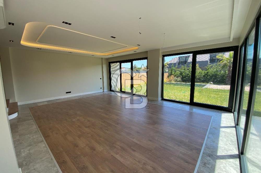 Beylikdüzü Gürpınar'da Deniz Manzaralı Satılık 7+1 Villa