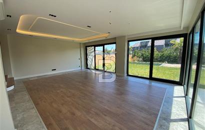 Beylikdüzü Gürpınar'da Deniz Manzaralı Satılık 7+1 Villa