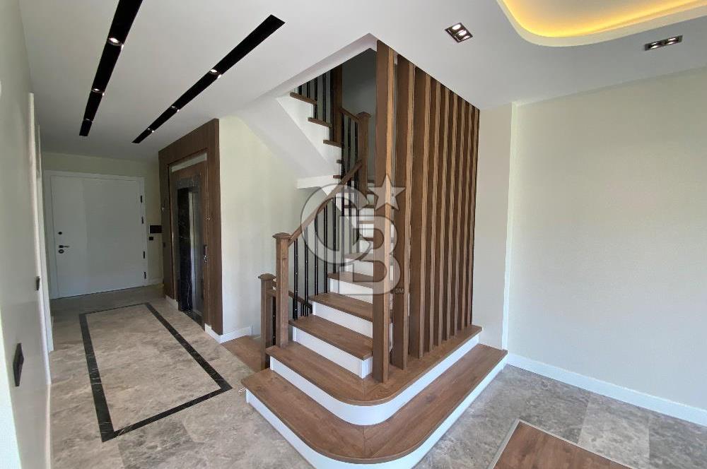 Beylikdüzü Gürpınar'da Deniz Manzaralı Satılık 7+1 Villa