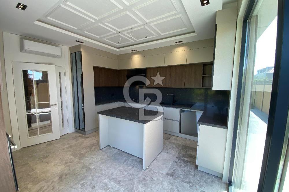 Beylikdüzü Gürpınar'da Deniz Manzaralı Satılık 7+1 Villa