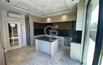 Beylikdüzü Gürpınar'da Deniz Manzaralı Satılık 7+1 Villa