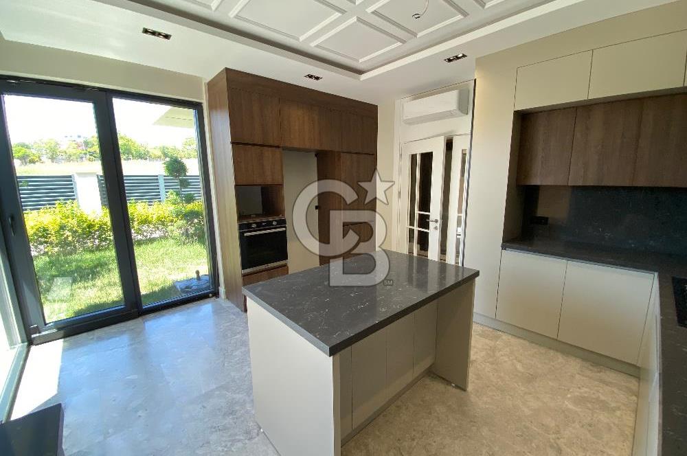 Beylikdüzü Gürpınar'da Deniz Manzaralı Satılık 7+1 Villa