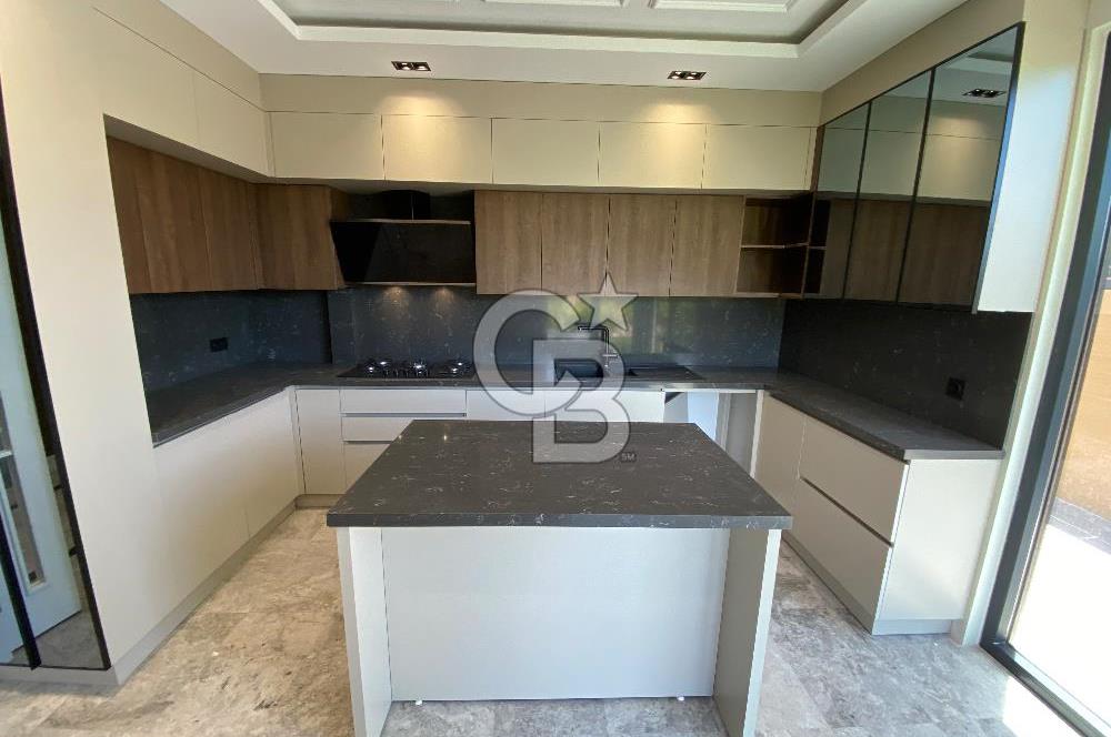 Beylikdüzü Gürpınar'da Deniz Manzaralı Satılık 7+1 Villa