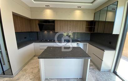Beylikdüzü Gürpınar'da Deniz Manzaralı Satılık 7+1 Villa