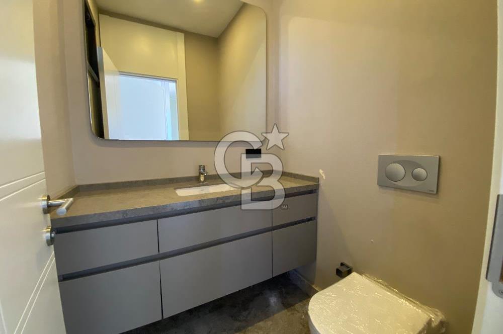 Beylikdüzü Gürpınar'da Deniz Manzaralı Satılık 7+1 Villa