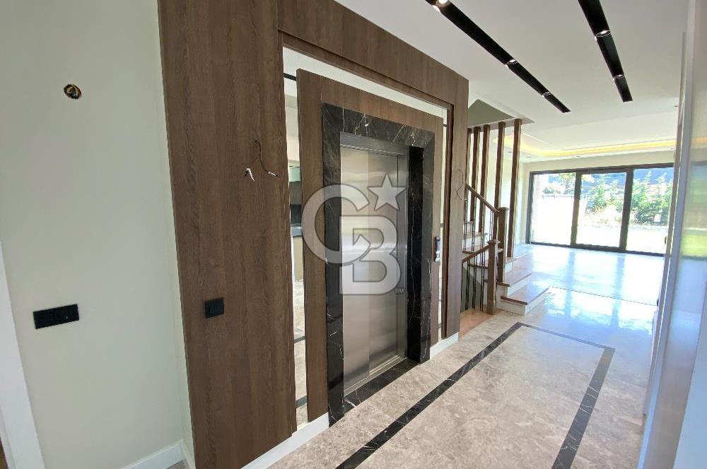 Beylikdüzü Gürpınar'da Deniz Manzaralı Satılık 7+1 Villa