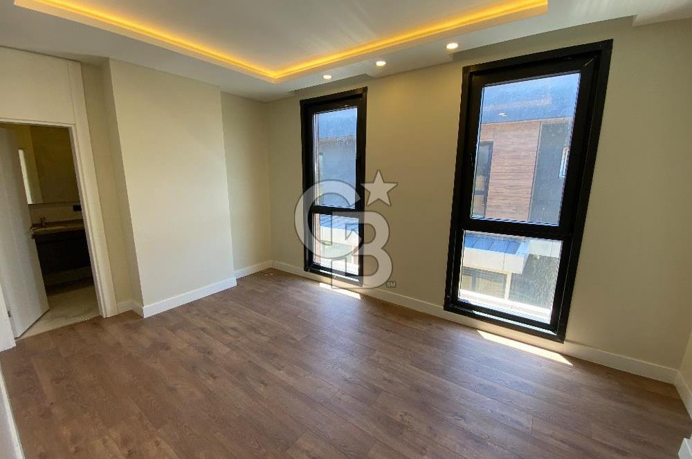 Beylikdüzü Gürpınar'da Deniz Manzaralı Satılık 7+1 Villa