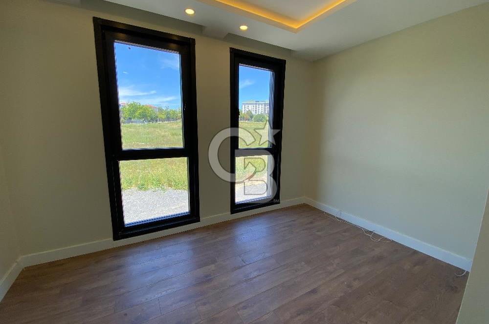 Beylikdüzü Gürpınar'da Deniz Manzaralı Satılık 7+1 Villa