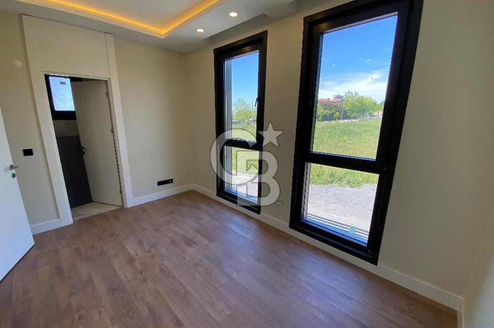 Beylikdüzü Gürpınar'da Deniz Manzaralı Satılık 7+1 Villa