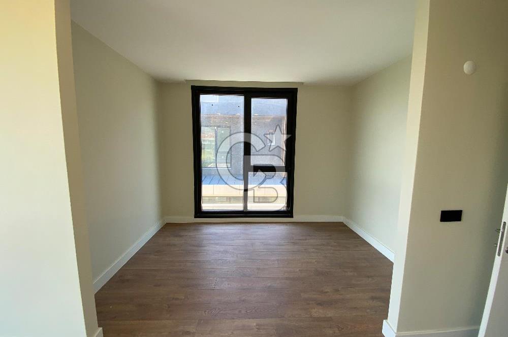 Beylikdüzü Gürpınar'da Deniz Manzaralı Satılık 7+1 Villa
