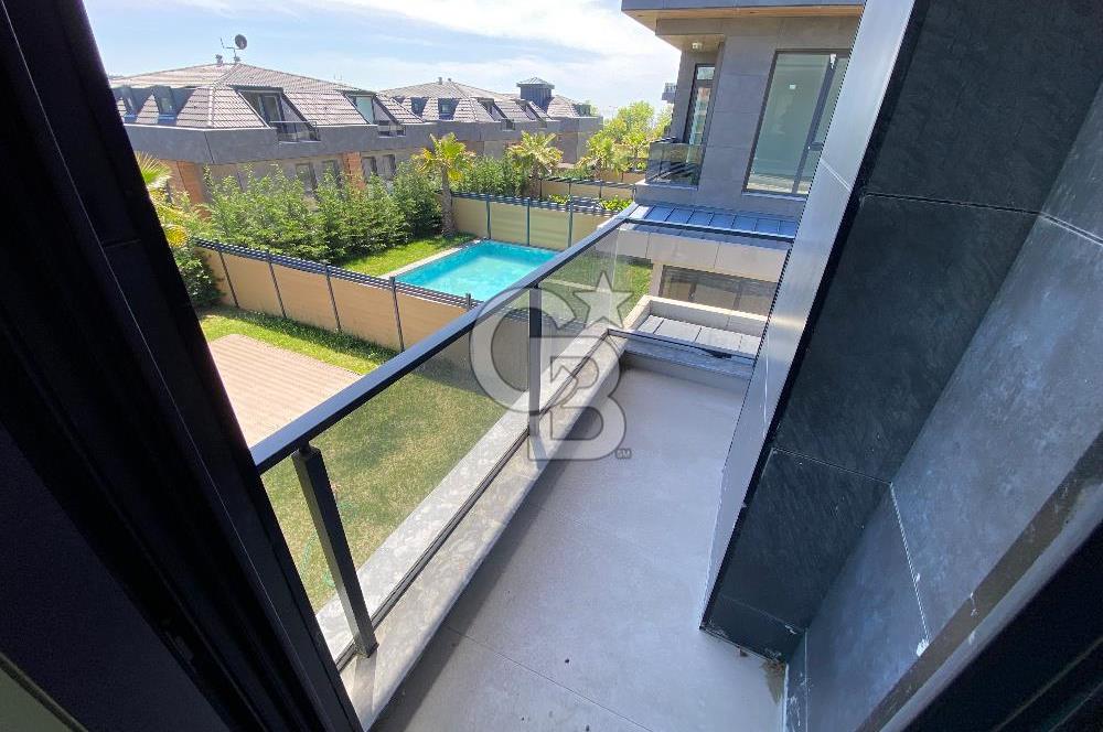Beylikdüzü Gürpınar'da Deniz Manzaralı Satılık 7+1 Villa