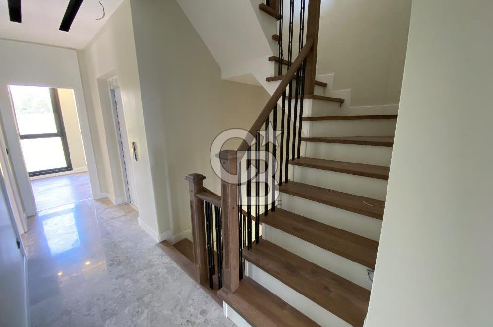 Beylikdüzü Gürpınar'da Deniz Manzaralı Satılık 7+1 Villa
