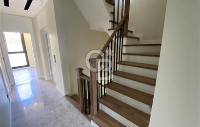 Beylikdüzü Gürpınar'da Deniz Manzaralı Satılık 7+1 Villa