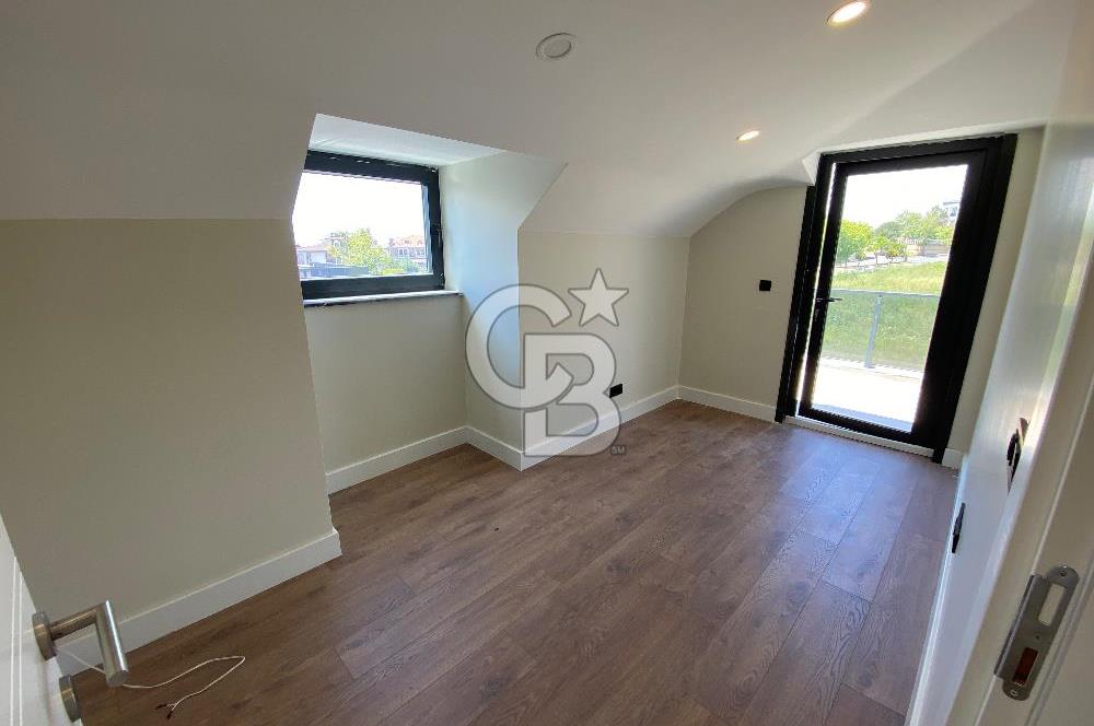 Beylikdüzü Gürpınar'da Deniz Manzaralı Satılık 7+1 Villa