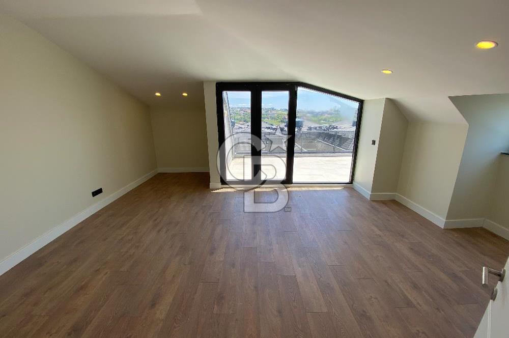 Beylikdüzü Gürpınar'da Deniz Manzaralı Satılık 7+1 Villa