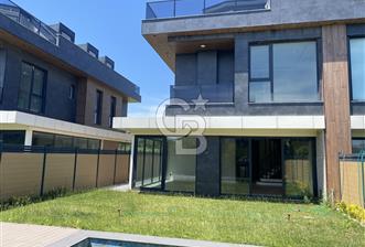 Beylikdüzü Gürpınar'da Deniz Manzaralı Satılık 7+1 Villa