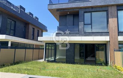 Beylikdüzü Gürpınar'da Deniz Manzaralı Satılık 7+1 Villa