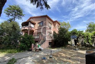 Büyükada'da 1.188 m2 Arsa İçinde Köşe Konumlu Satılık Köşk