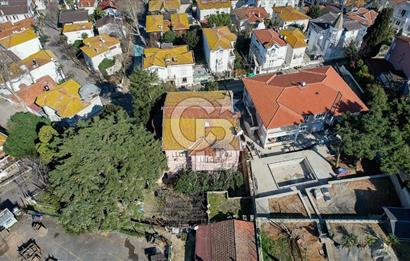 Büyükada'da 1.188 m2 Arsa İçinde Köşe Konumlu Satılık Köşk
