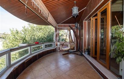 Büyükada'da 1.188 m2 Arsa İçinde Köşe Konumlu Satılık Köşk