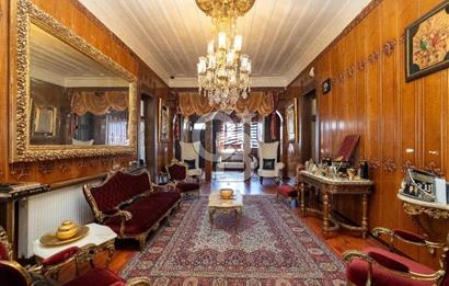 Büyükada'da 1.188 m2 Arsa İçinde Köşe Konumlu Satılık Köşk