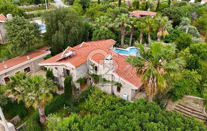 Eski Datça'da Satılık Havuzlu, 2 Müştemilatlı Lüks Villa