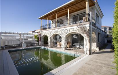 Çeşme Ovacık'ta Satılık Eşyalı 4+1 Lüks Villa