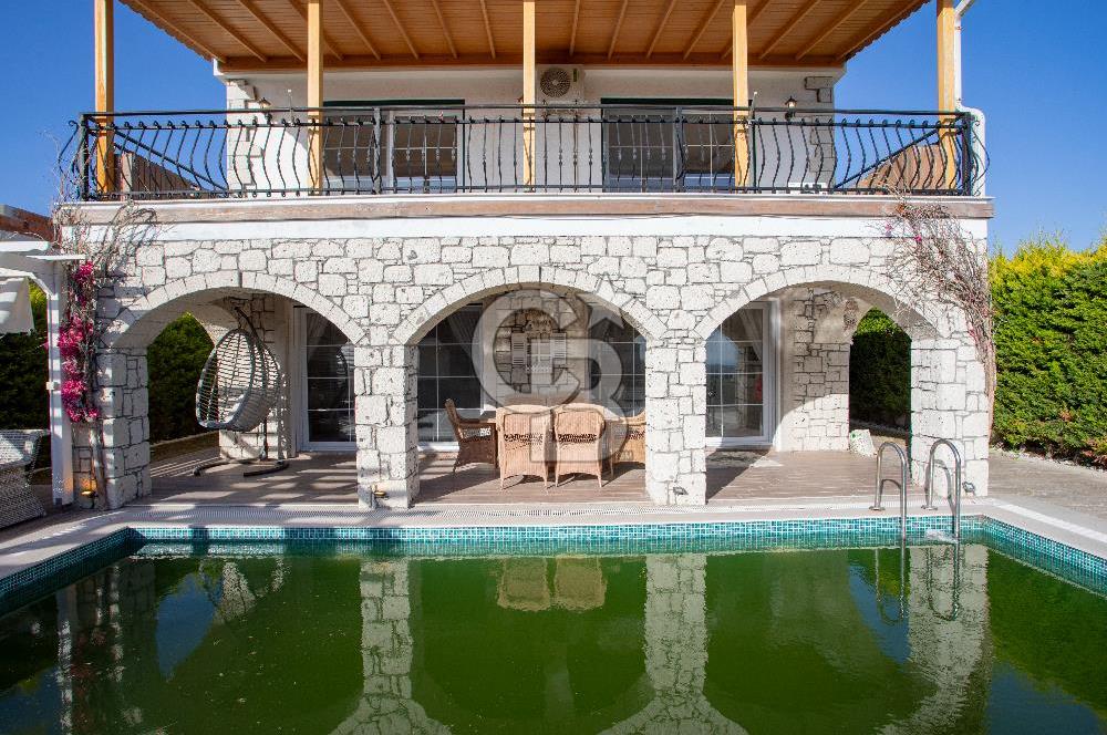 Çeşme Ovacık'ta Satılık Eşyalı 4+1 Lüks Villa