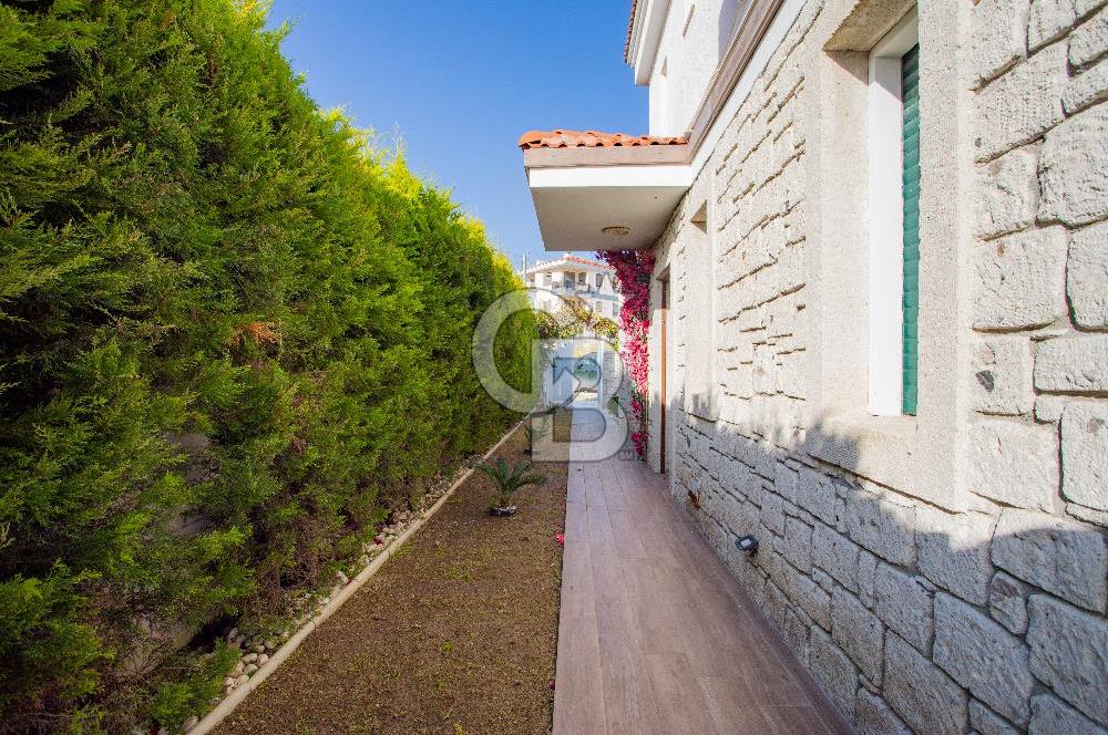 Çeşme Ovacık'ta Satılık Eşyalı 4+1 Lüks Villa