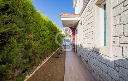 Çeşme Ovacık'ta Satılık Eşyalı 4+1 Lüks Villa