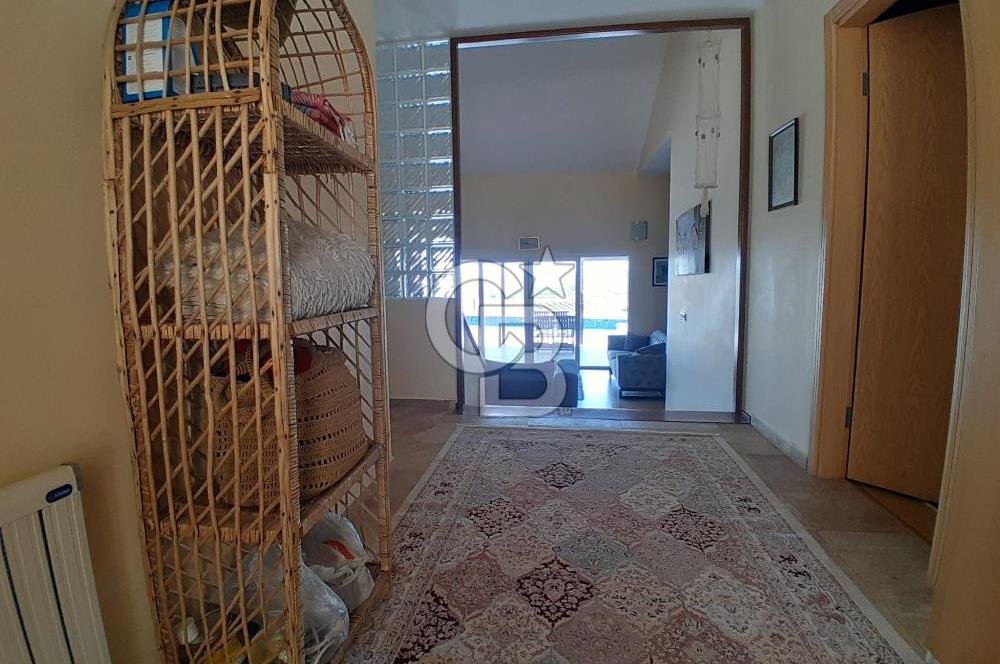 Foçaköy'de Eşyalı Kiralık Havuzlu Müstakil Villa