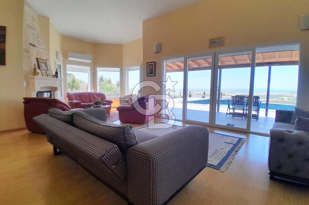 Foçaköy'de Eşyalı Kiralık Havuzlu Müstakil Villa
