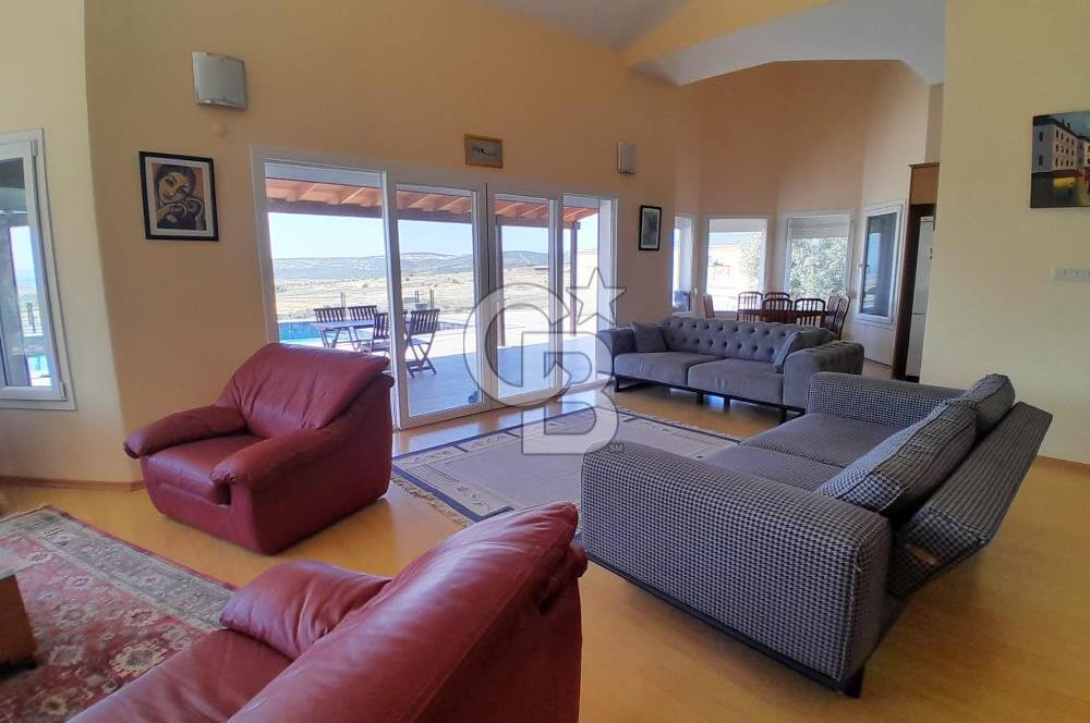 Foçaköy'de Eşyalı Kiralık Havuzlu Müstakil Villa