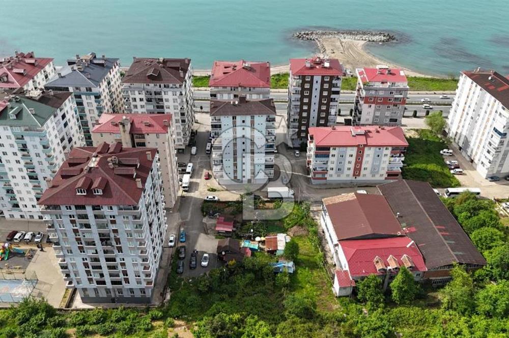 ARSİN YEŞİLYALI DA ANA YOLA 50 MT SİTE İÇİNDE KAT KARŞILIĞI ARSA