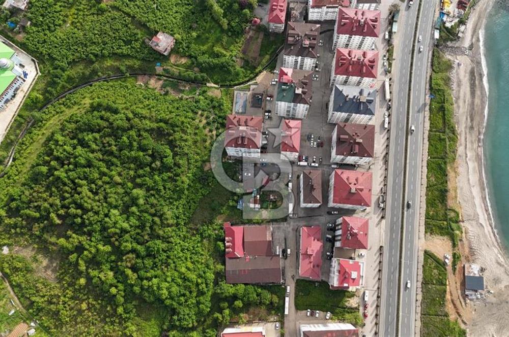 ARSİN YEŞİLYALI DA ANA YOLA 50 MT SİTE İÇİNDE KAT KARŞILIĞI ARSA