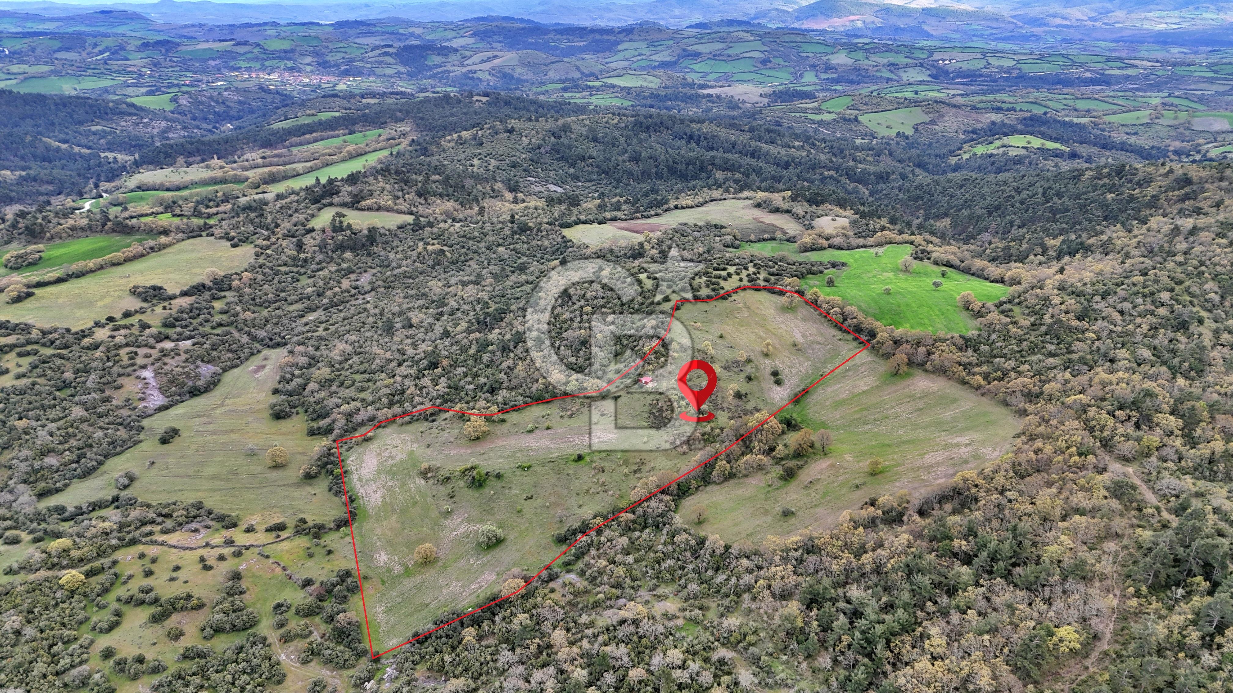 LAPSEKİDE KIRCALARDA İÇİNDE KULÜBESİ OLAN 29.544M² ARAZİ